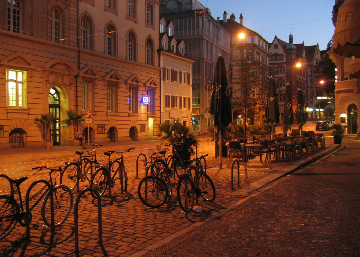 ☁️ “成都造”新锐装备上岗 天府广场核心区域启用智能轮式机器人